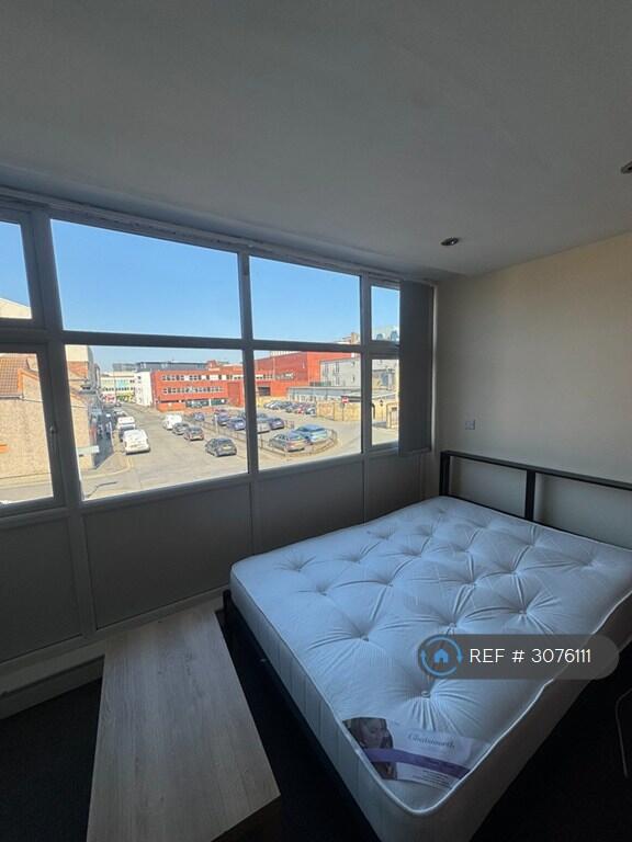 Apartment in Doncaster, City Centre, Hyde Park - View 2