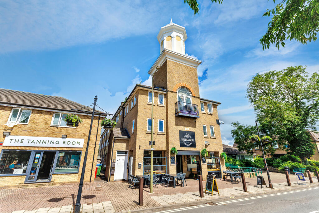 Main image of property: Flat 4A, The Tower Centre, Alvescot Road, Carterton, Oxfordshire, OX18