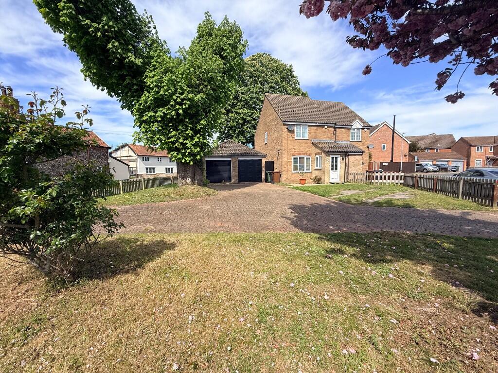 3-bed semi-detached on Thorpe Drive, Attleborough, Norfolk, NR17, £230,000
