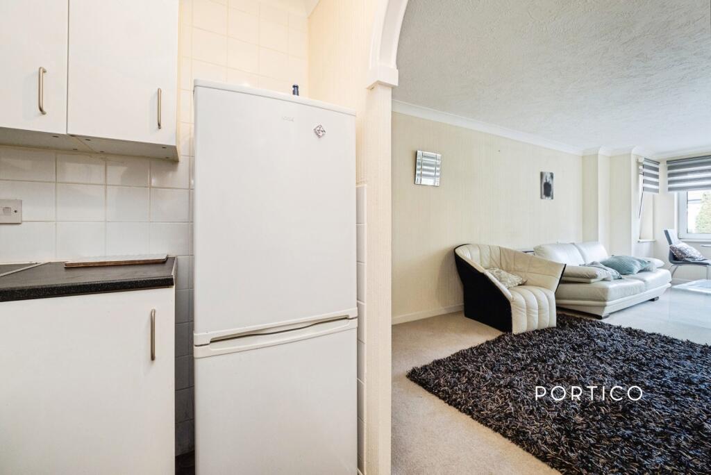 Apartment in Woodford Green - View 5