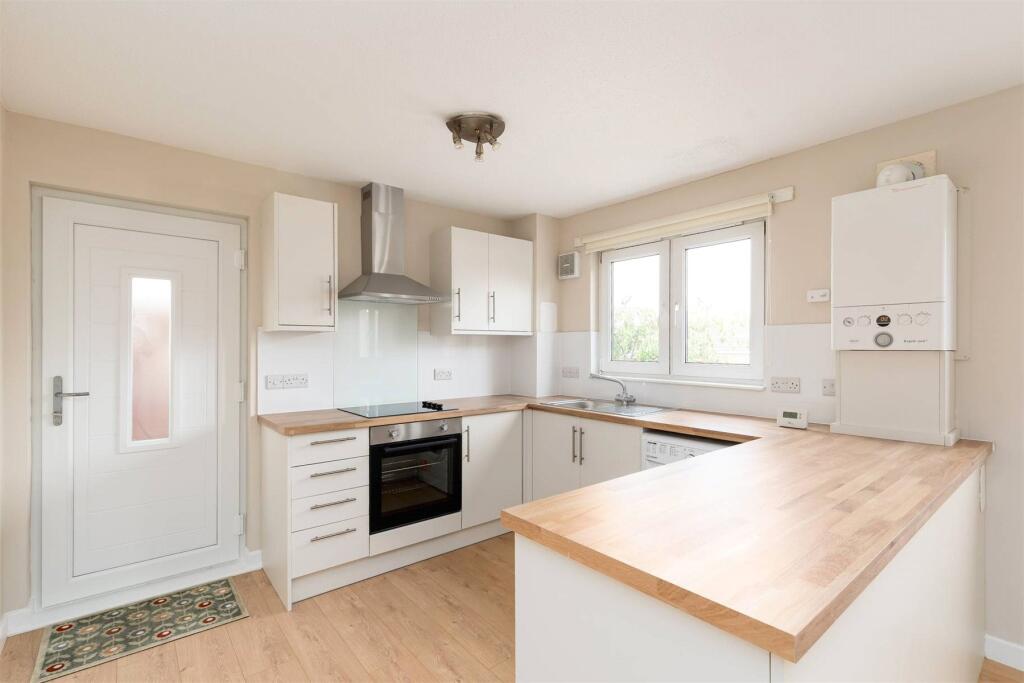 House in Edinburgh, Clovenstone, Wester Hailes - More