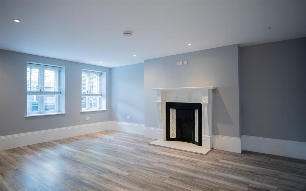 Apartment in Mole Valley, Dorking - More