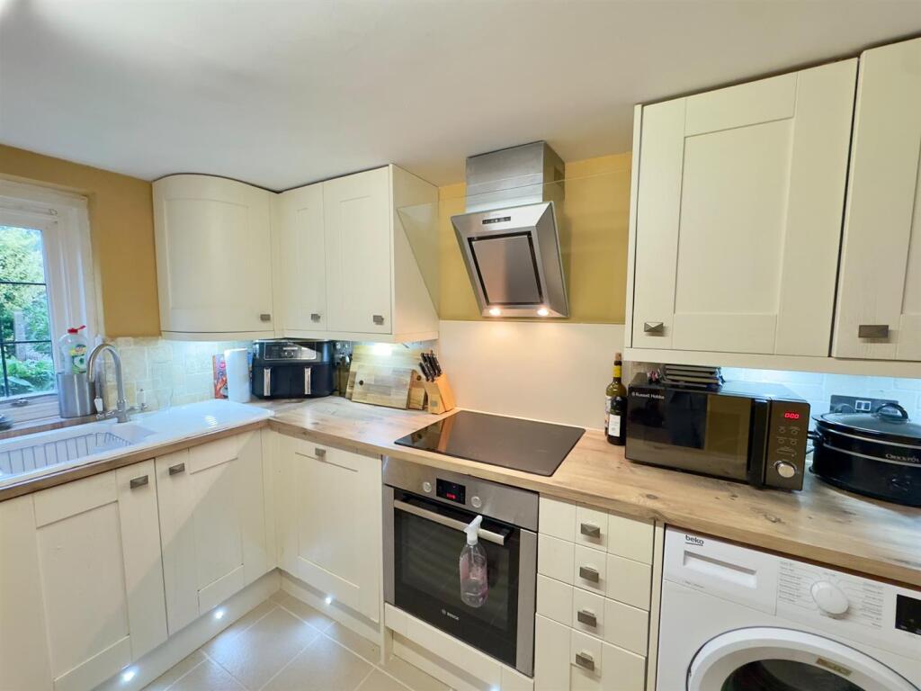 London Road, Hartley Wintney, Hook photo 2