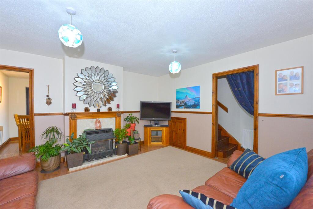 Alberbury Drive, Sundorne Grove, Shrewsbury photo 2