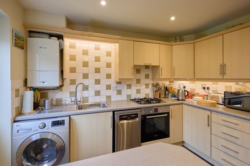 24, Hazel Close photo 3
