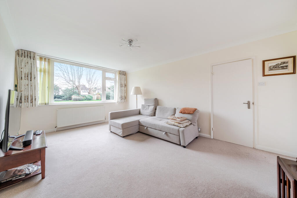 Avenue Road, Epsom, KT18 photo 2