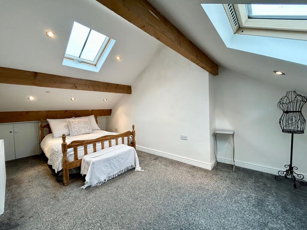 House in Bradford, Cullingworth - More