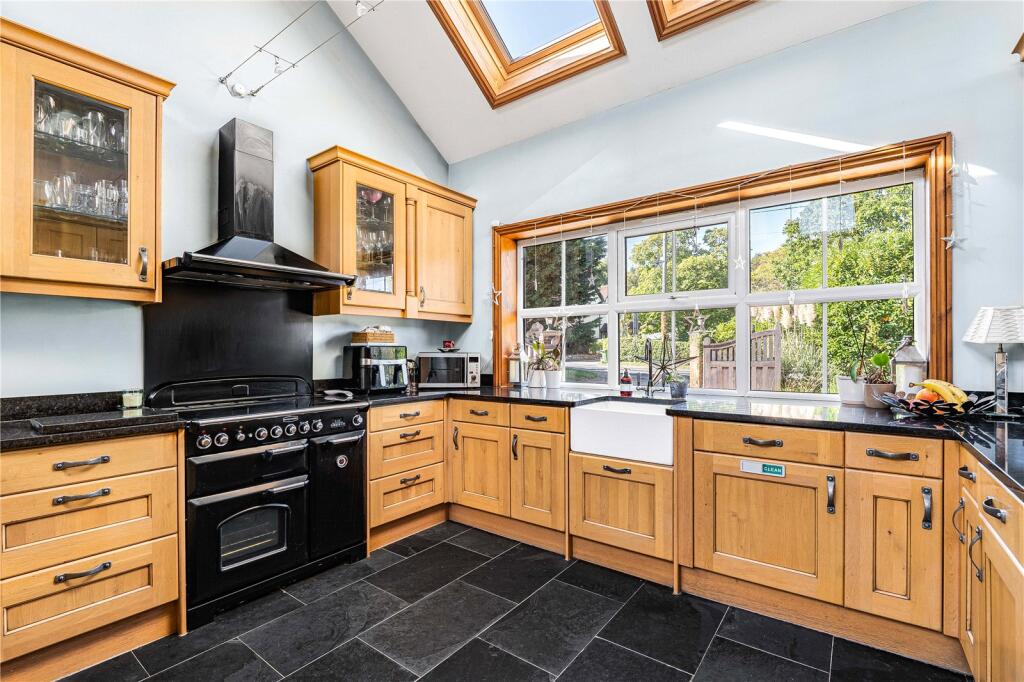 House in Horsham, Coldwaltham - More
