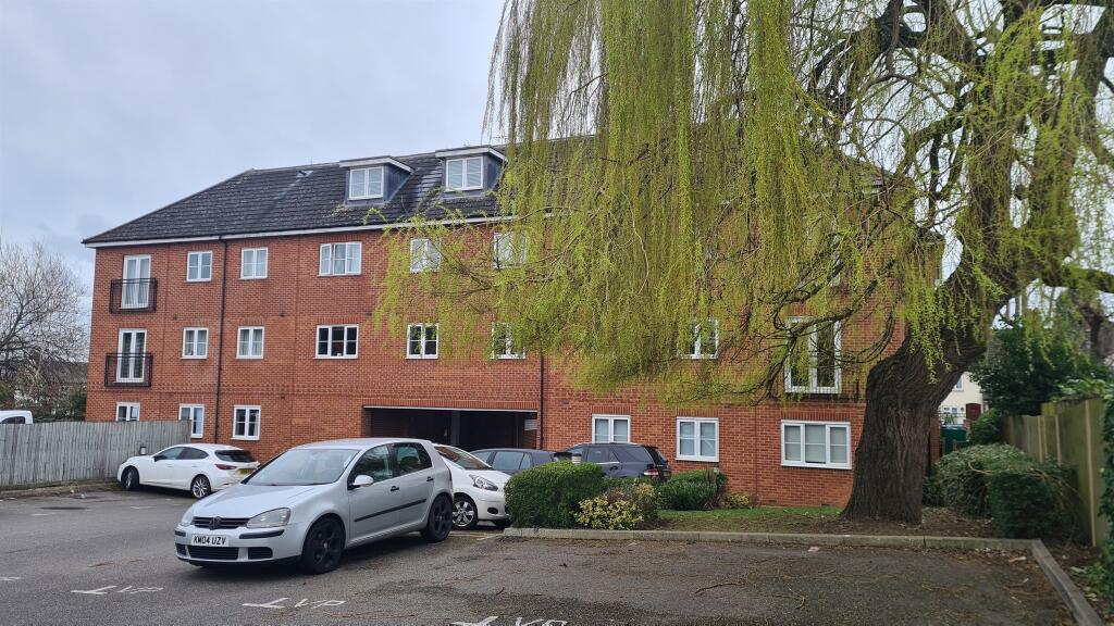 Apartment in Aylesbury, Buckinghamshire - More