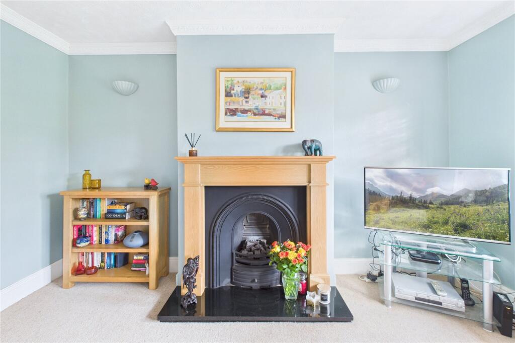 Paddock Close, Haydon Wick, Swindon, SN25 photo 3