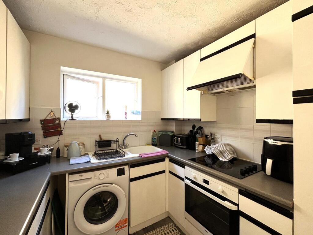 Apartment in Reigate and Banstead, Meath Green, Horley - More