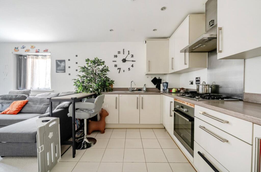 Apartment in Guildford, Surrey - View 3