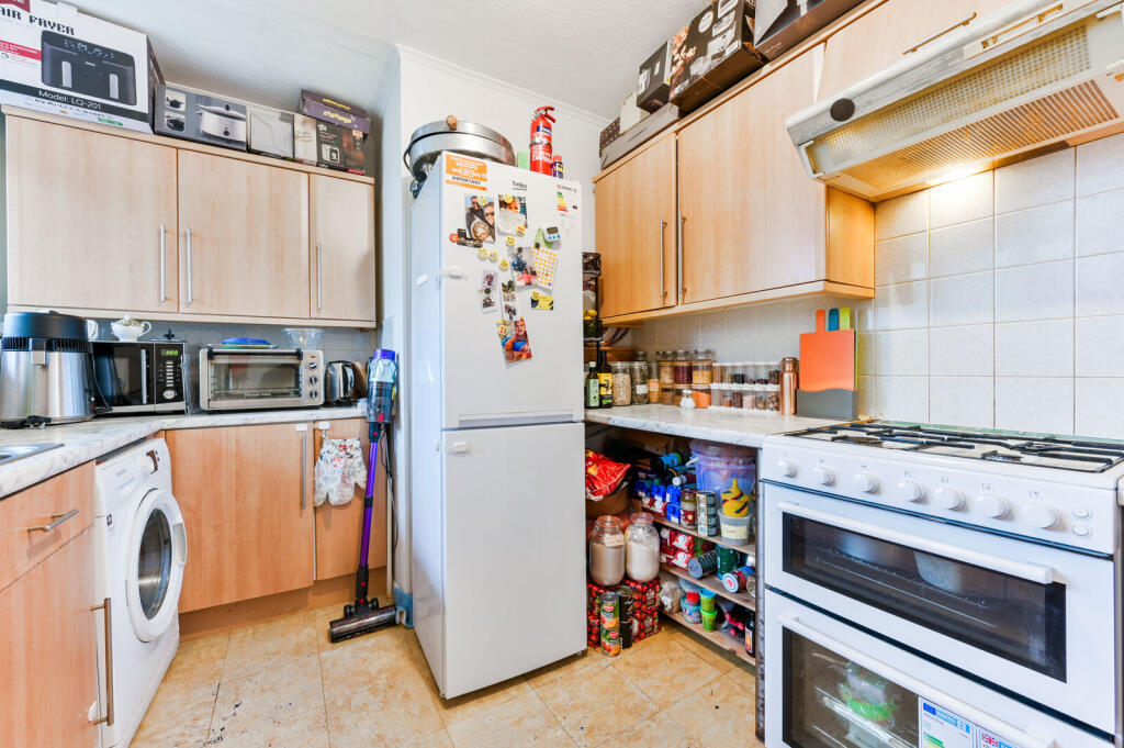 Holsgrove Court, East Acton, London, W3 photo 4