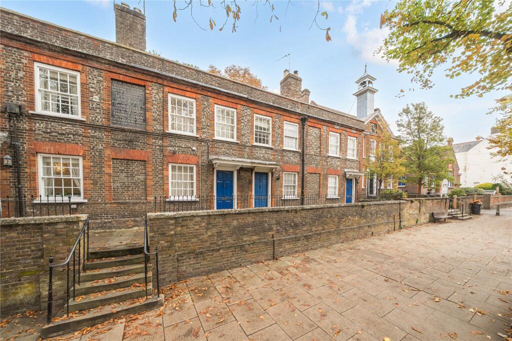 2-bed terraced on High Street South, Dunstable, Bedfordshire, £230,000