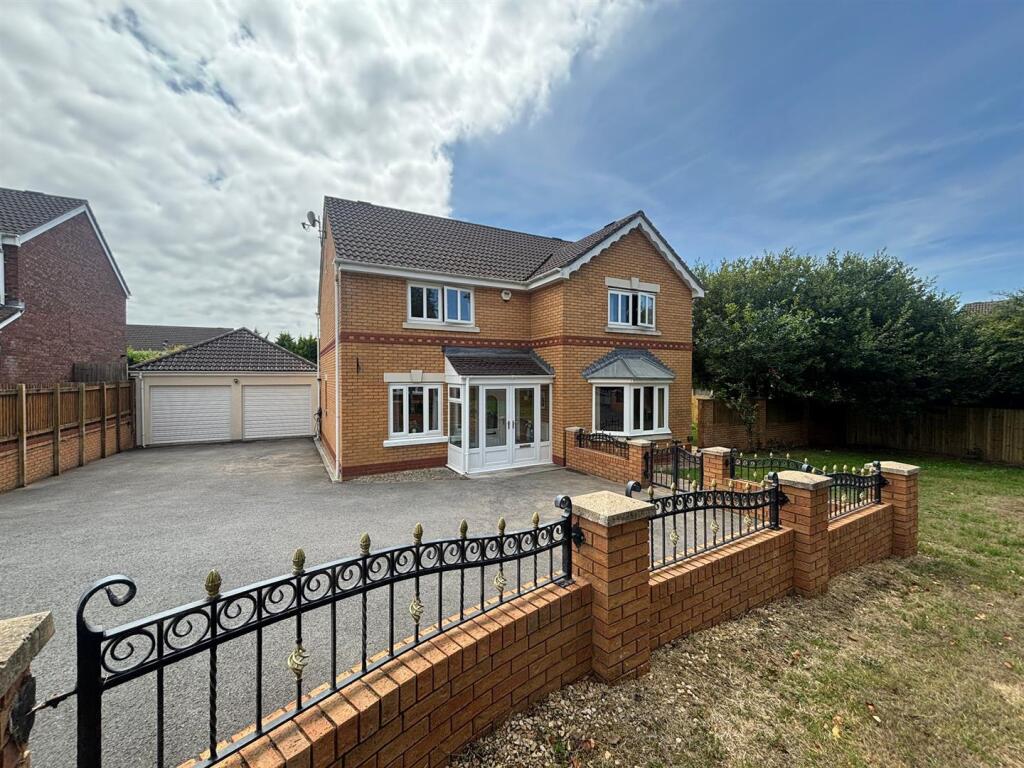 Main image of property: Clos Bryn Haul, Llwynhendy, Llanelli