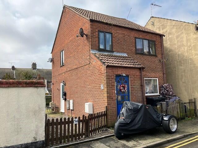 1-bed flat on Ground floor, 34 Alma Road, Lowestoft, Suffolk NR32 2EA, £55,000