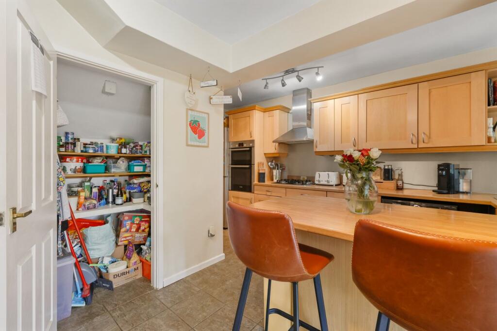 Elmstead Road, Wivenhoe, Colchester, CO7 - More