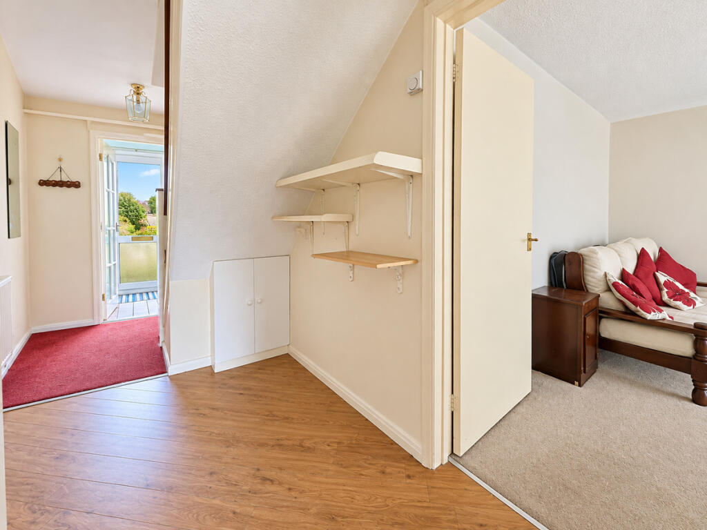 House in Rochford, Hockley - More