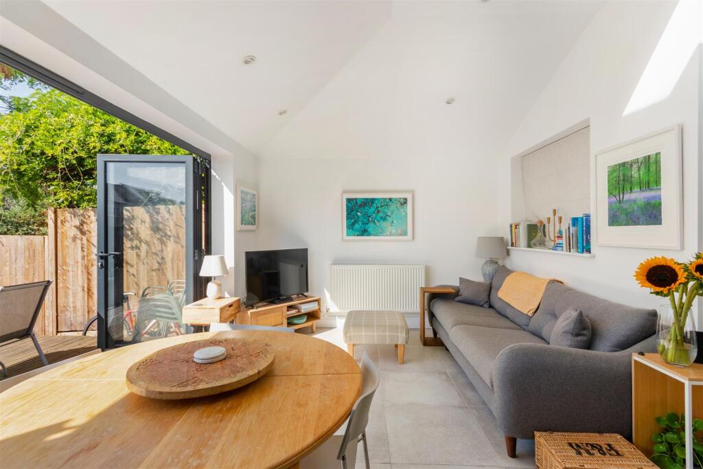 Apartment in London - More