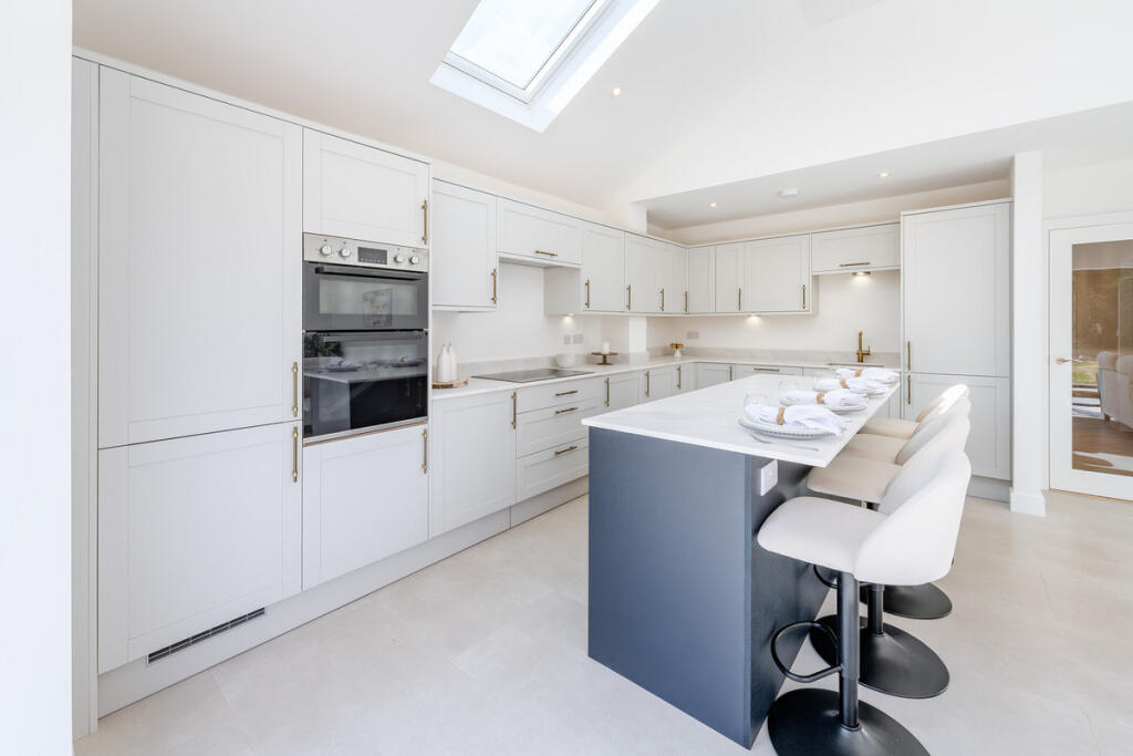 House in Rushmoor, Cove West Heath, The Crescent - View 5