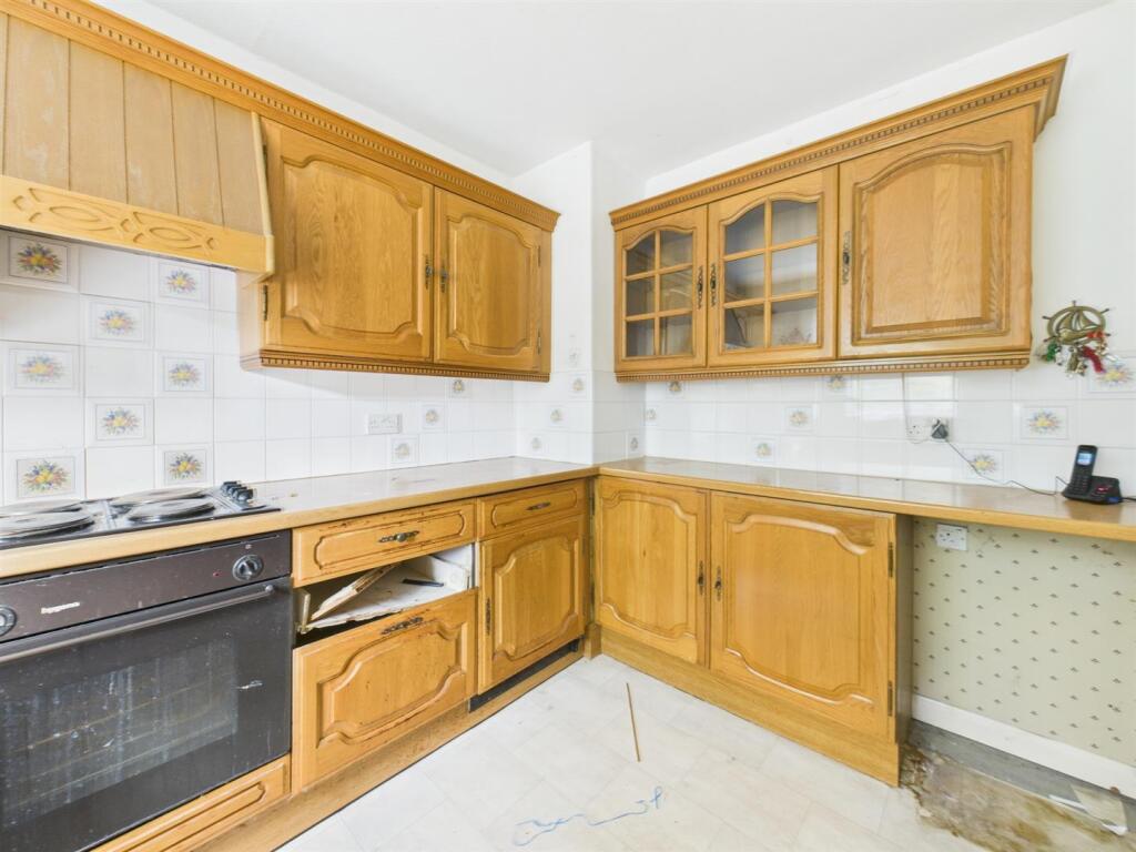 Armstrong Close, Pinner photo 4