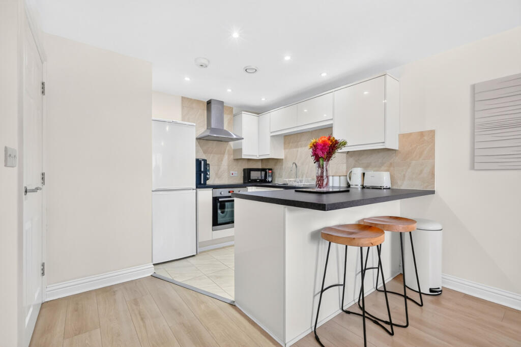Apartment in Castle Point, Essex - View 3