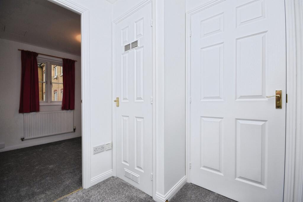 Apartment in Romford - More