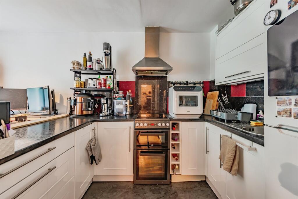 Apartment in Crawley, Worth - View 5