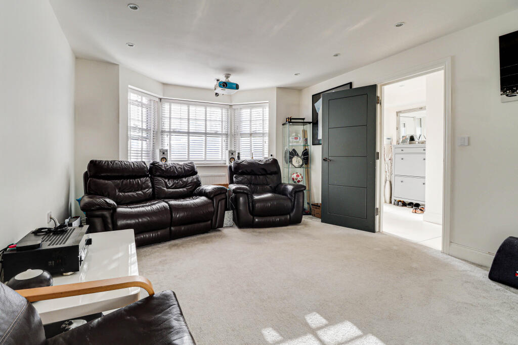 House in St Albans, Milehouse - More
