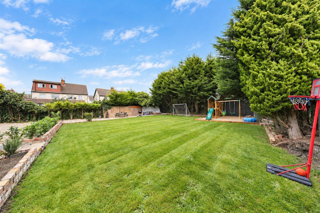 House in Hull, Anlaby Park - View 3