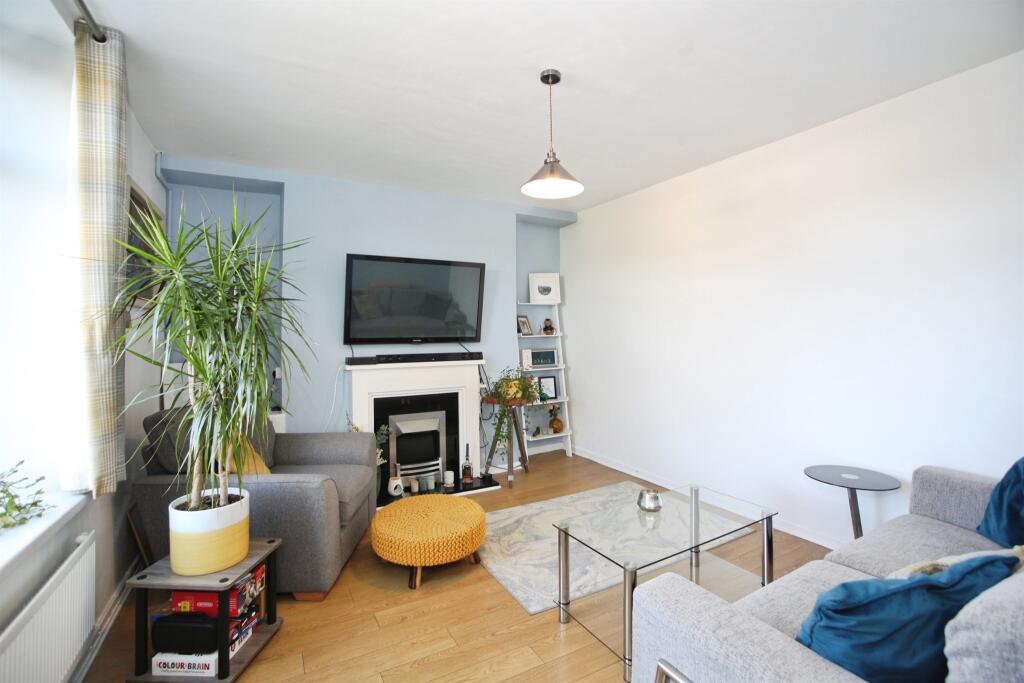 10, Graig Terrace, Graig, PONTYPRIDD photo 3