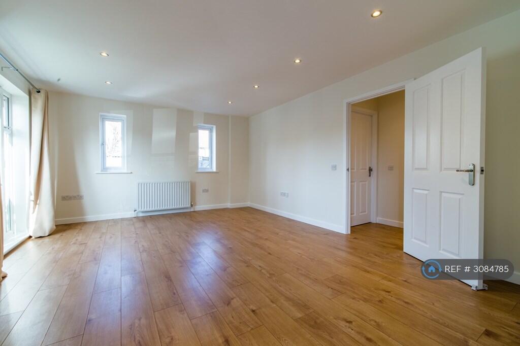 Apartment in Romford - View 5