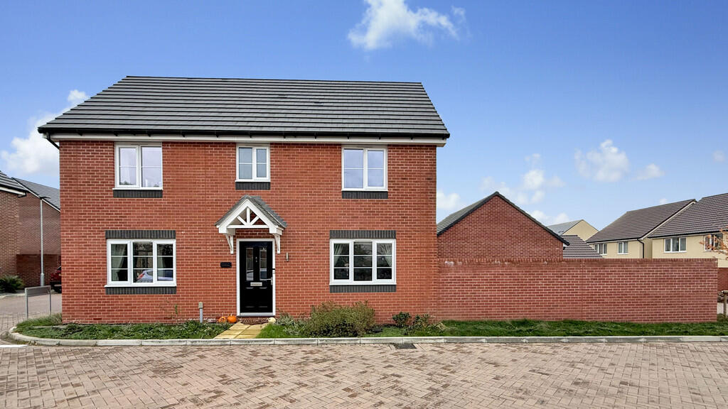 3-bed detached on Callum Way, Westbury, £170,000