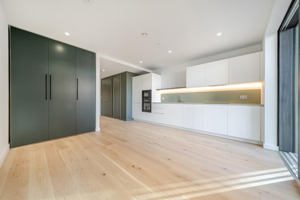Main image of property: Peninsula Gardens, Pilot Walk, Lower Riverside, Greenwich Peninsula, SE10