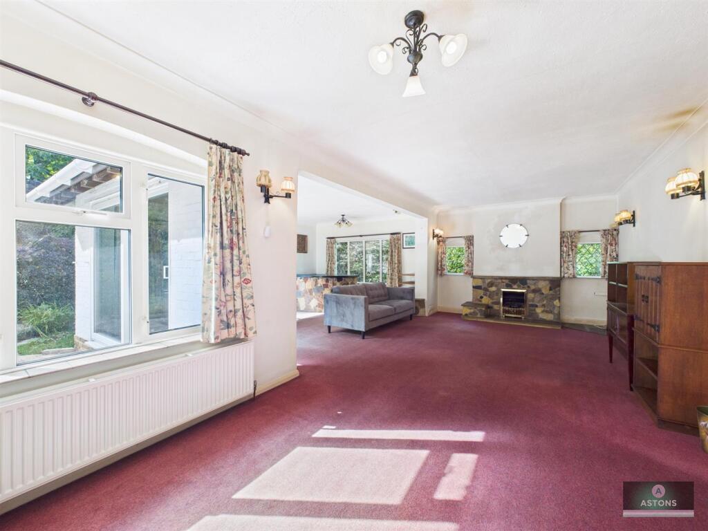 Mount Close, Pound Hill photo 2