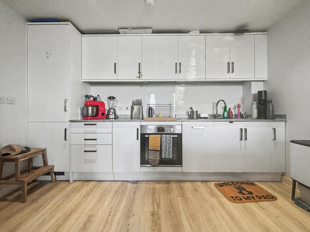 Main image of property: Flat 10, 2 Serbert Close, Bristol, Somerset, BS20 7SS, GB