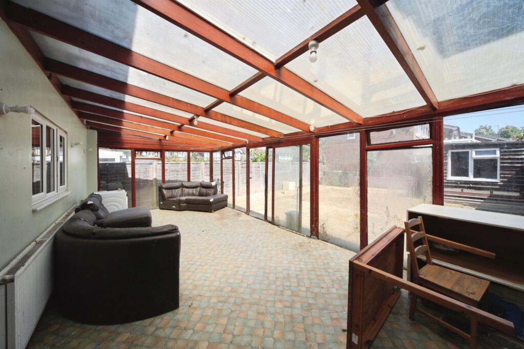 House in Houghton Regis, Central Bedfordshire - View 4