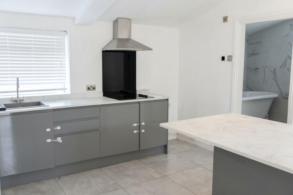 House in Doncaster, Croxton - View 2
