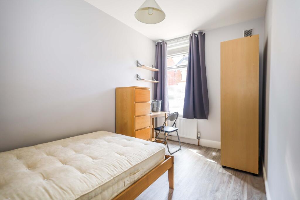 Apartment in Bournemouth, Winton - View 4