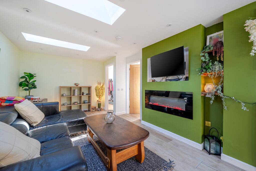 House in Farnham, Heath End - View 4