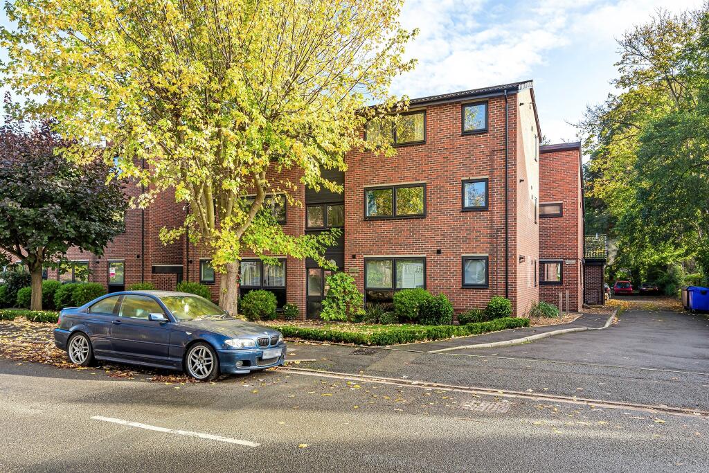 1-bed flat on Ray Park Avenue, Maidenhead, £200,000