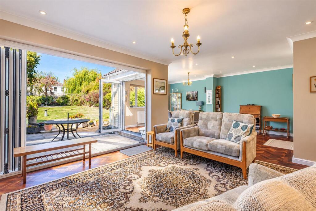 House in Epping Forest, Epping - More