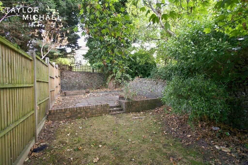 6 bedroom flat for rent