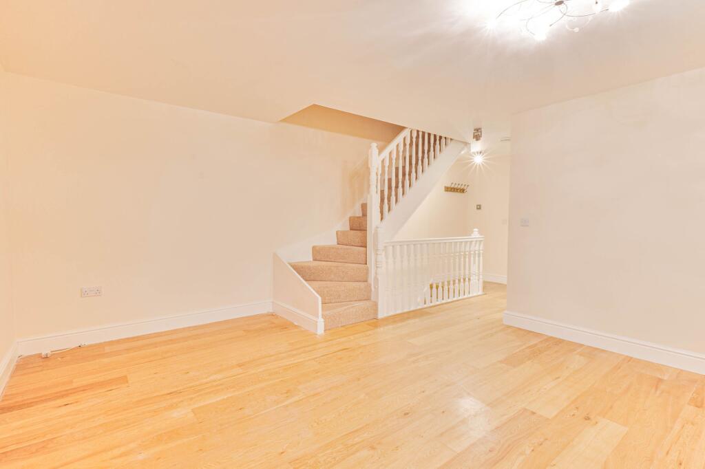Lockwood Chase, Oxley Park, MK4 photo 3