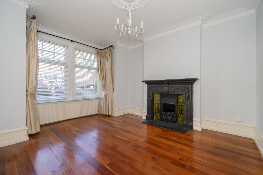 Whitehall Gardens, Acton, W3 photo 4