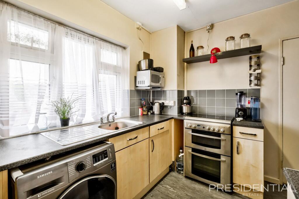 Apartment in London, Clayhall - More