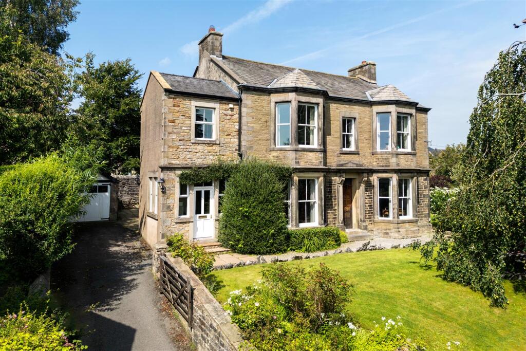 Main image of property: Chesham, High Bentham