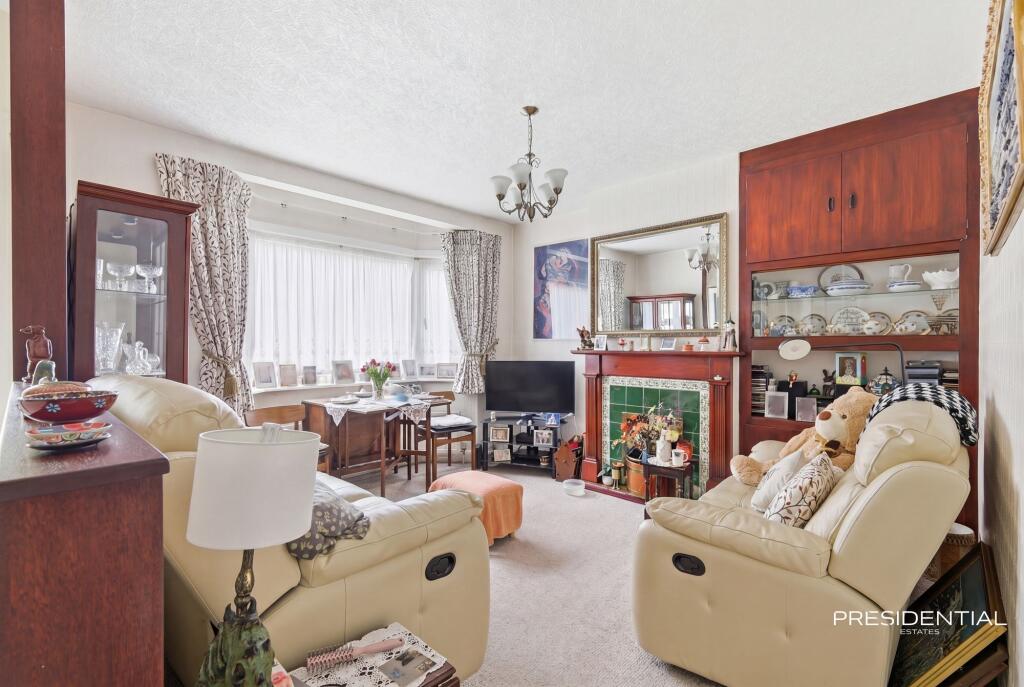 Apartment in Ilford, Clayhall - View 2