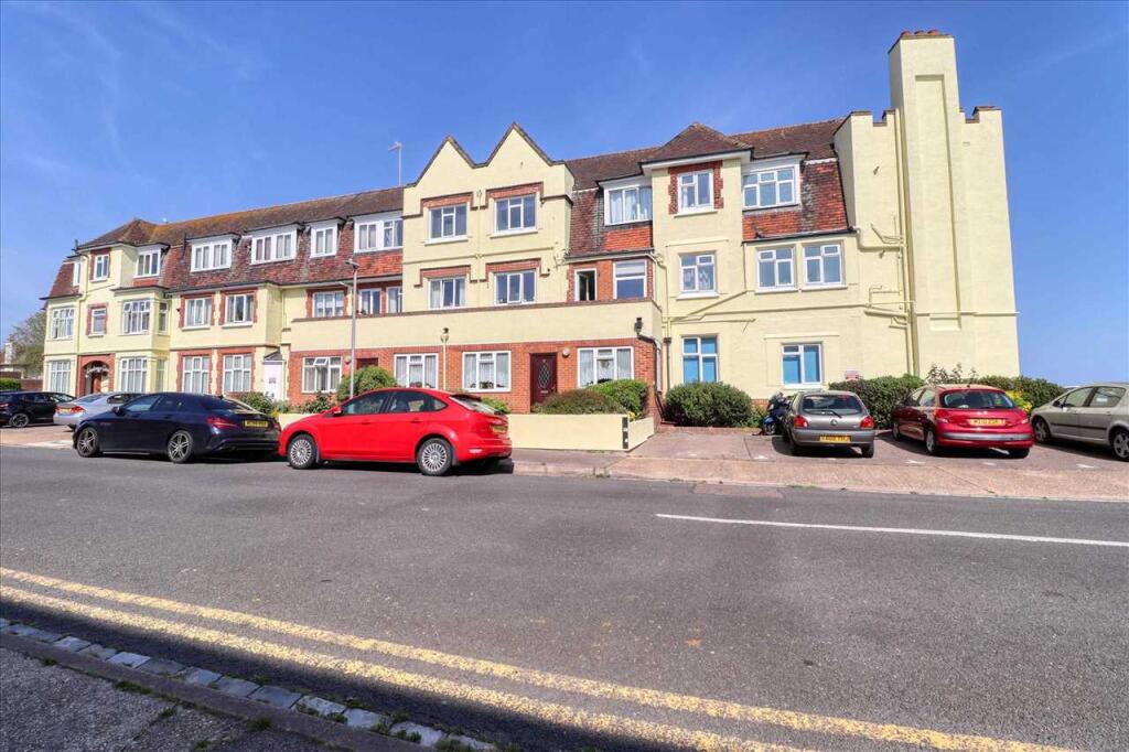 3-bed flat on Windermere Court, East Clacton, £150,000