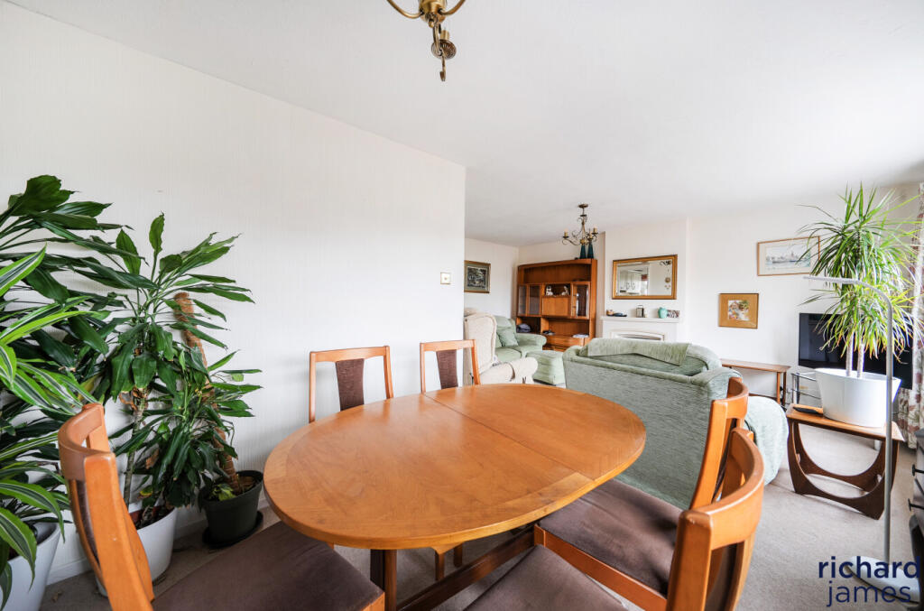 Keats Close, Royal Wootton Bassett, SN4 photo 4